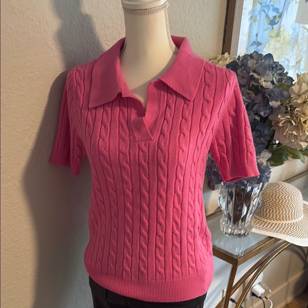Women’s short sleeve cable knit Bright Pink Sweater. Size M (estimated)